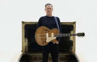 Bryan Adams、新作のリリースを発表＆新曲「Never Ever Let You Go」が