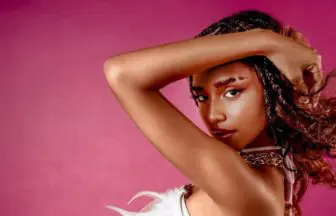 Tyla、セルフタイトルのデビュー・アルバムから「ART」のMV公開