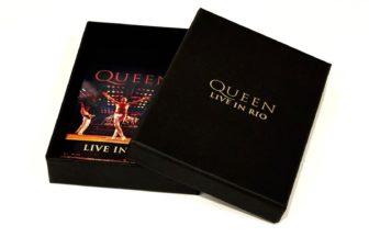 クイーン『LIVE IN RIO』の映像がスマホで楽しめる配信カードとオフィシャル・パンフレット同時発売